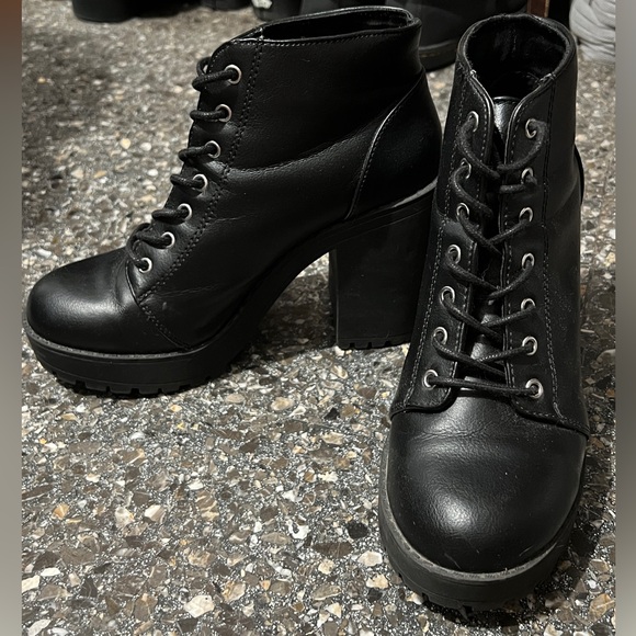 DIVIDED: Goth/alternative/edgy short length boots - Picture 3 of 8
